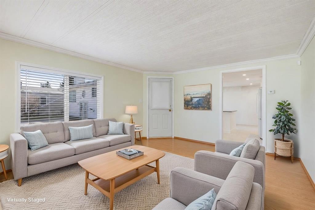240 Big Hill Circle Se, Airdrie, AB - Indoor Photo Showing Living Room