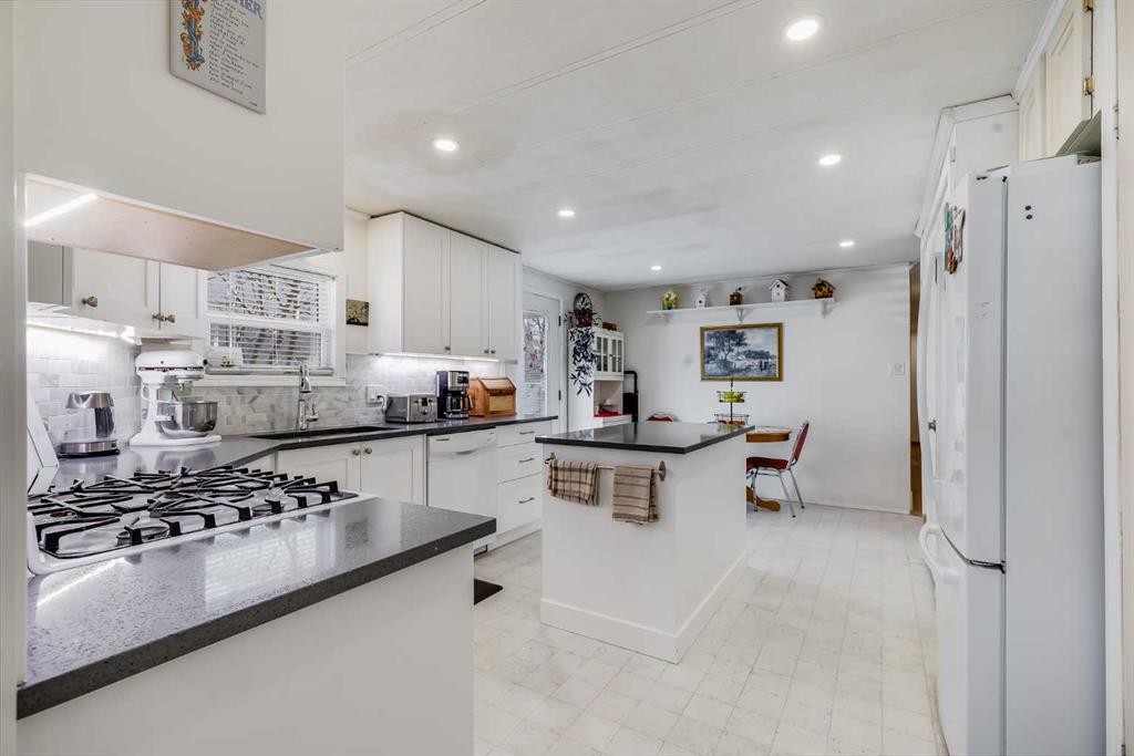 240 Big Hill Circle Se, Airdrie, AB - Indoor Photo Showing Kitchen