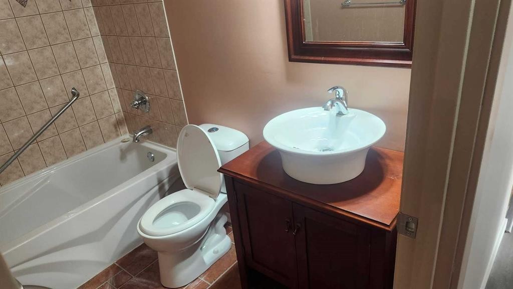 6736 Malvern Road Ne, Calgary, AB - Indoor Photo Showing Bathroom