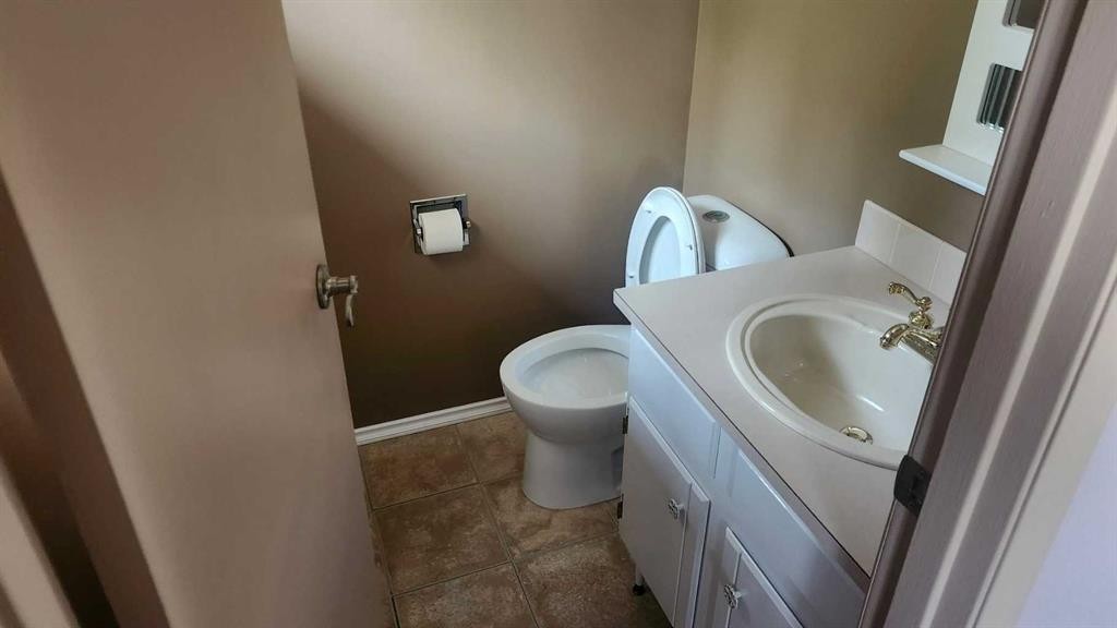 6736 Malvern Road Ne, Calgary, AB - Indoor Photo Showing Bathroom