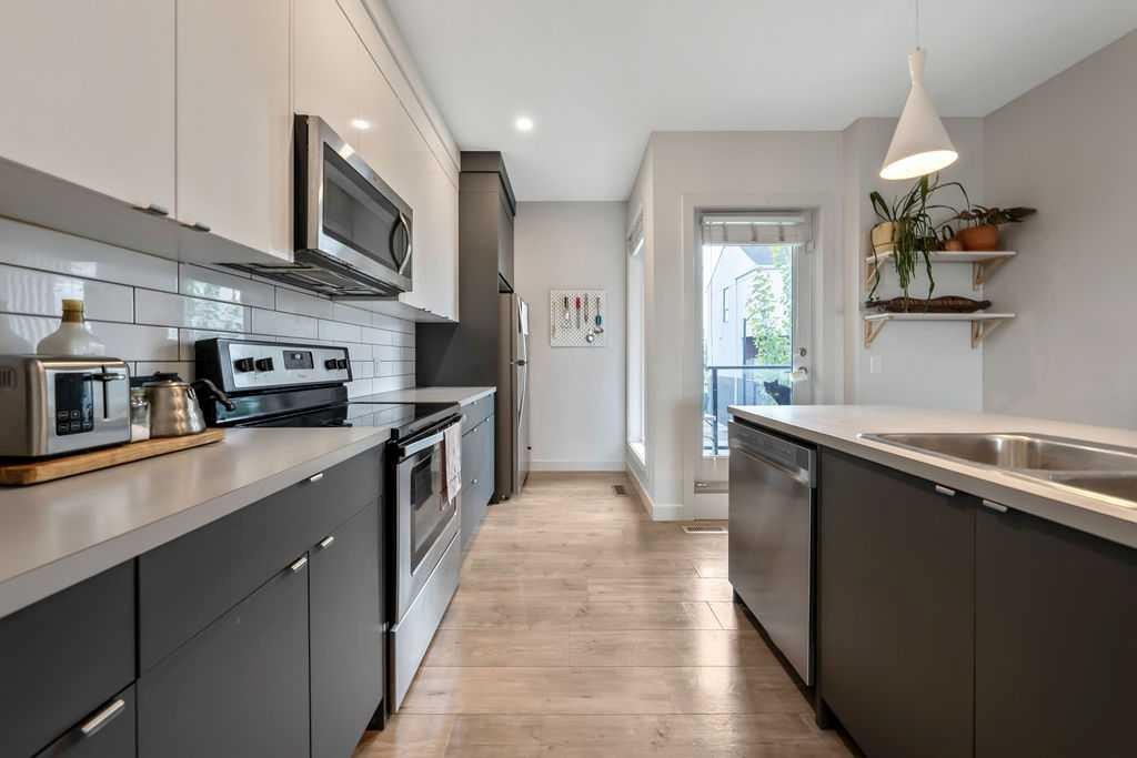 3541 69 Street Nw, Calgary, AB - Indoor Photo Showing Kitchen With Upgraded Kitchen