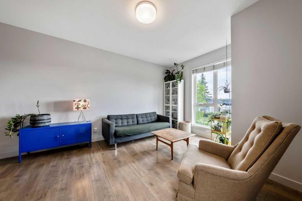 3541 69 Street Nw, Calgary, AB - Indoor Photo Showing Living Room
