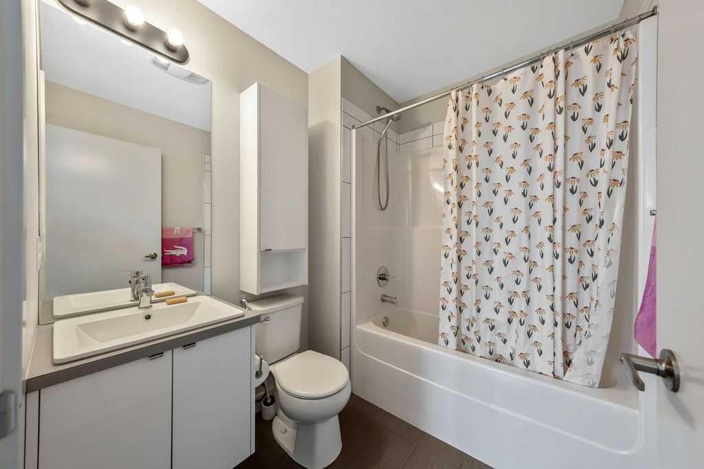 3541 69 Street Nw, Calgary, AB - Indoor Photo Showing Bathroom