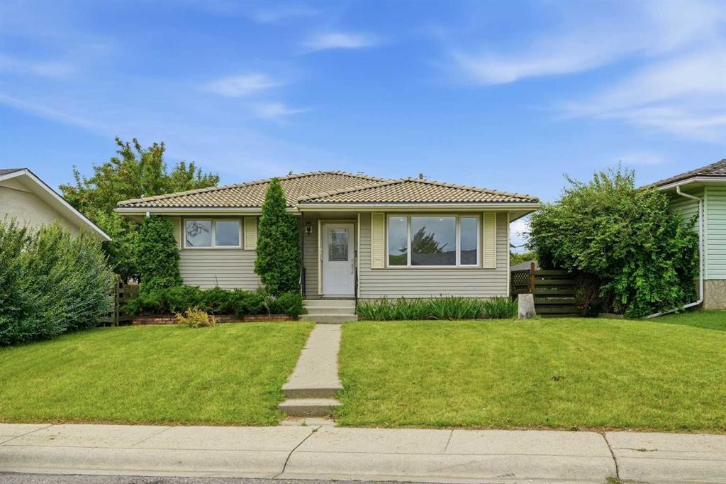 52 Penedo Place Se, Calgary, AB - Outdoor