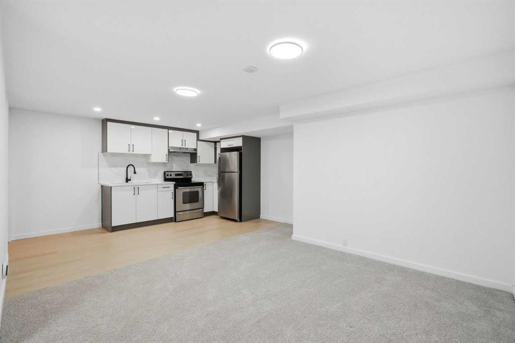 52 Penedo Place Se, Calgary, AB - Indoor Photo Showing Kitchen