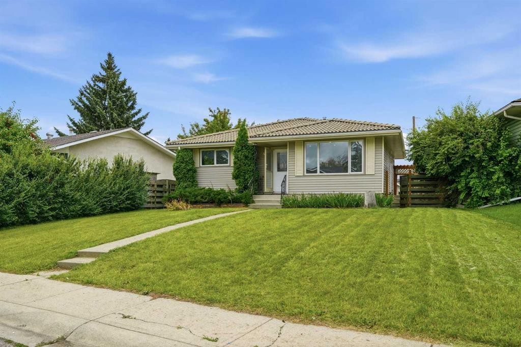 52 Penedo Place Se, Calgary, AB - Outdoor