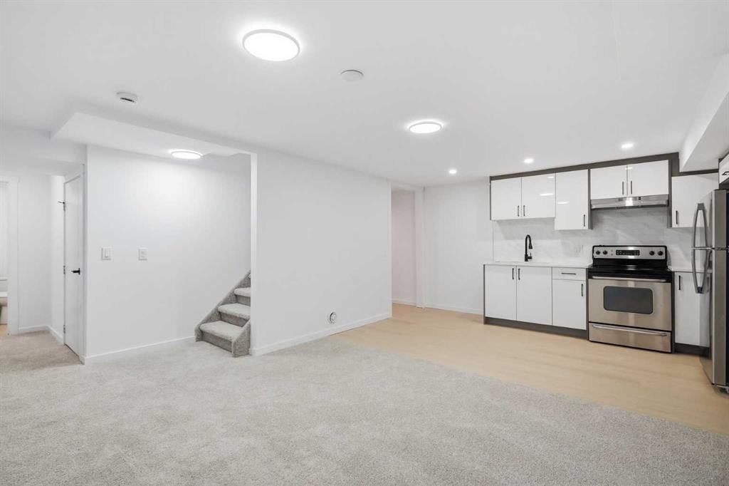 52 Penedo Place Se, Calgary, AB - Indoor Photo Showing Kitchen