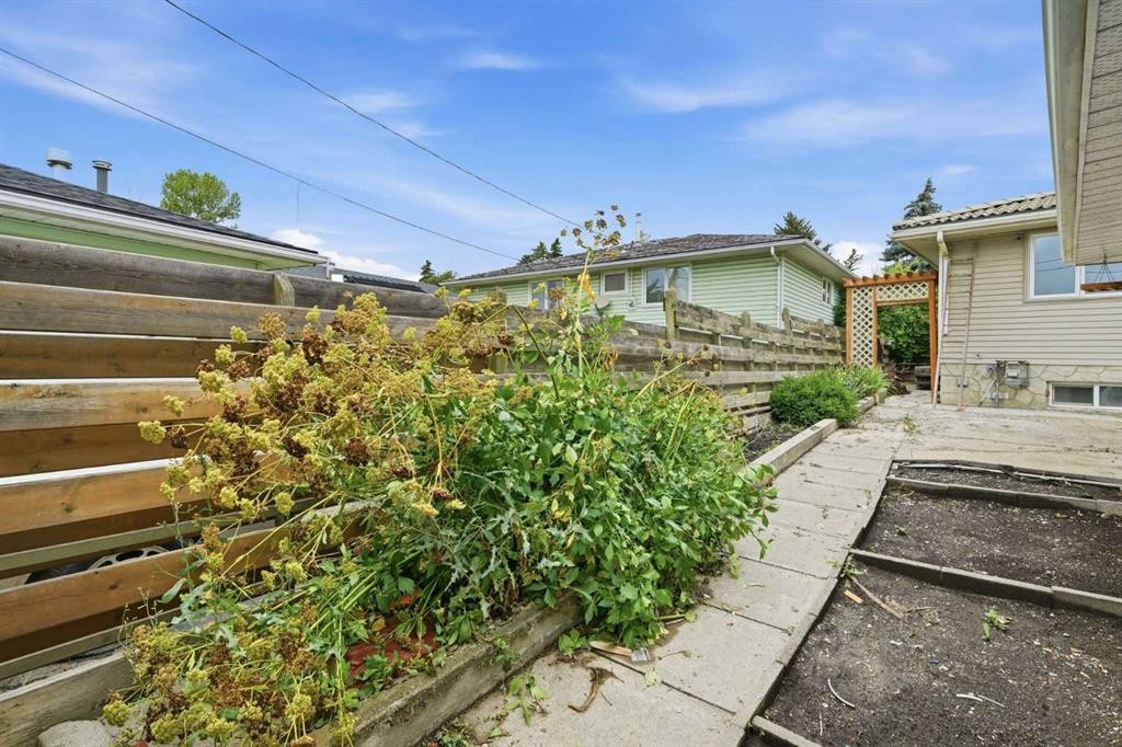 52 Penedo Place Se, Calgary, AB - Outdoor