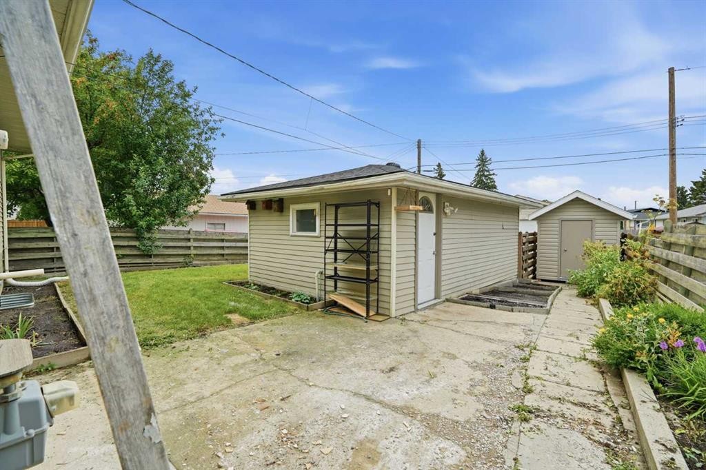 52 Penedo Place Se, Calgary, AB - Outdoor