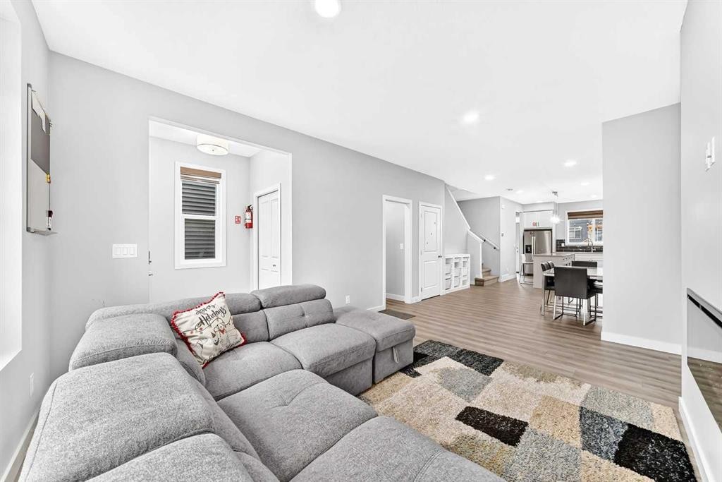 164 Langwell Common Se, Airdrie, AB - Indoor Photo Showing Living Room