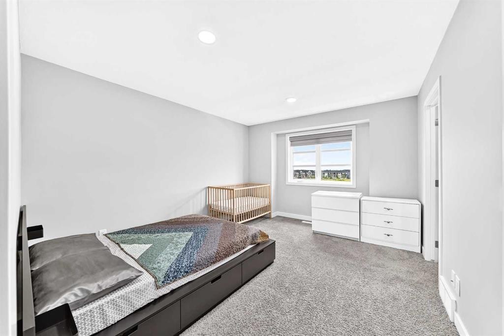 164 Langwell Common Se, Airdrie, AB - Indoor Photo Showing Bedroom