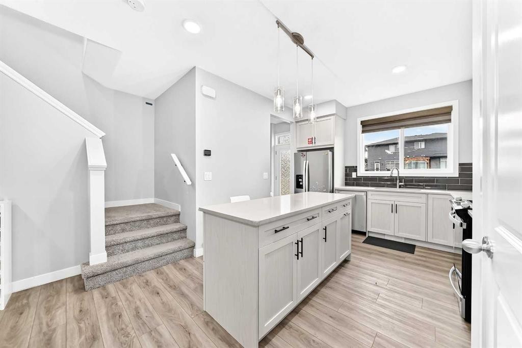 164 Langwell Common Se, Airdrie, AB - Indoor Photo Showing Kitchen With Upgraded Kitchen