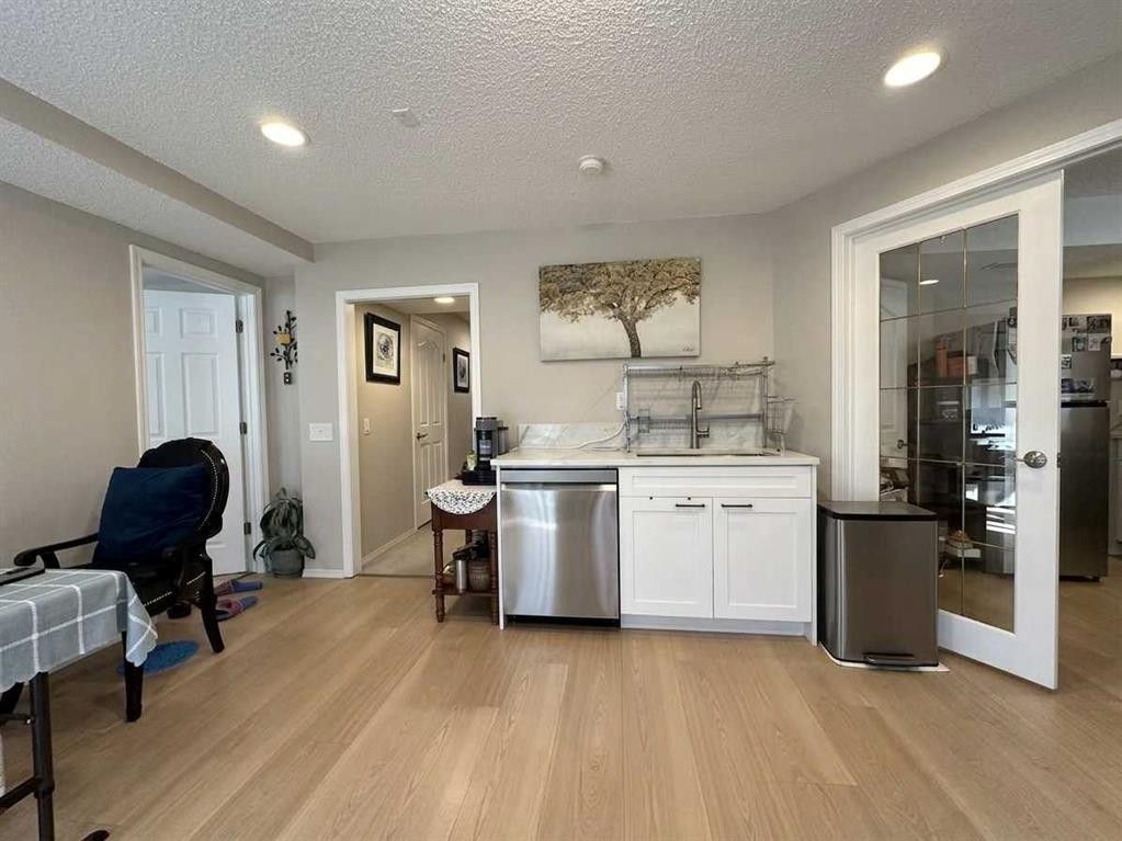 153 Hawkdale Circle Nw, Calgary, AB - Indoor Photo Showing Kitchen