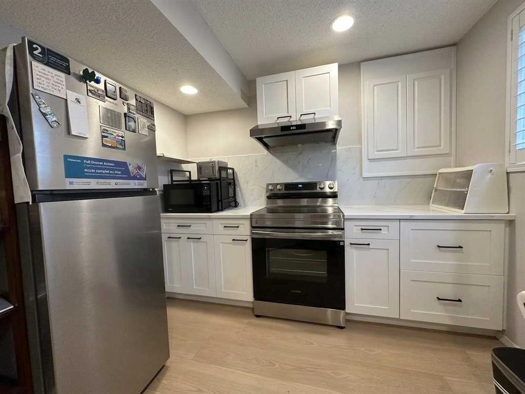 153 Hawkdale Circle Nw, Calgary, AB - Indoor Photo Showing Kitchen