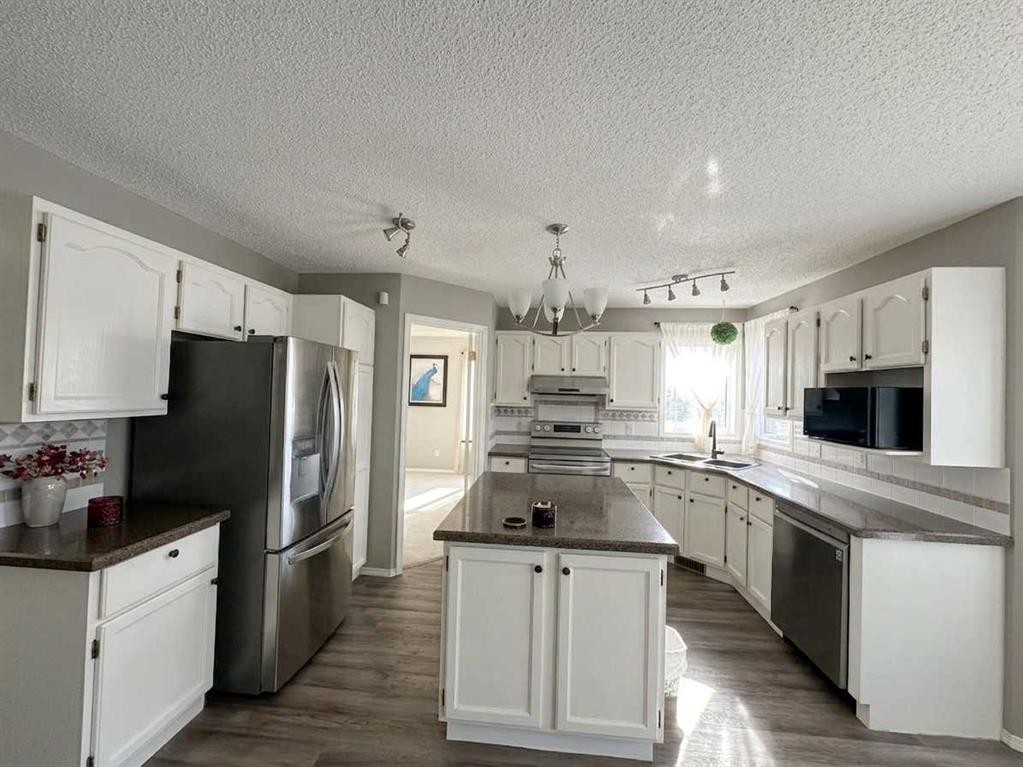 153 Hawkdale Circle Nw, Calgary, AB - Indoor Photo Showing Kitchen