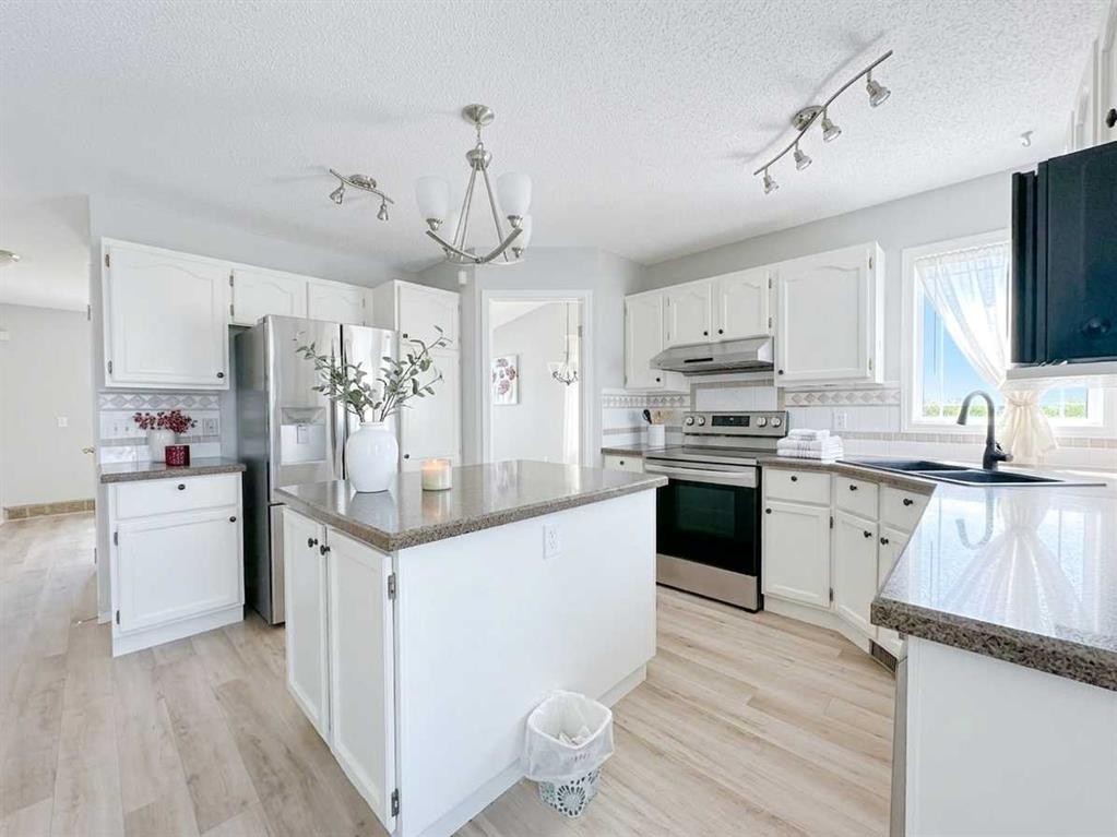 153 Hawkdale Circle Nw, Calgary, AB - Indoor Photo Showing Kitchen