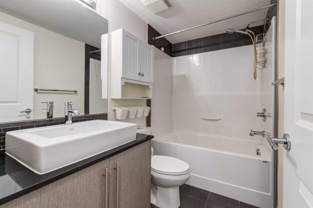 2108-11 Mahogany Row Se, Calgary, AB - Indoor Photo Showing Bathroom