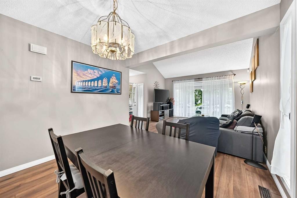 1487 Berkley Drive Nw, Calgary, AB - Indoor Photo Showing Dining Room