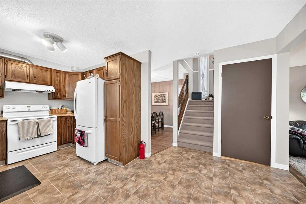 1487 Berkley Drive Nw, Calgary, AB - Indoor Photo Showing Kitchen
