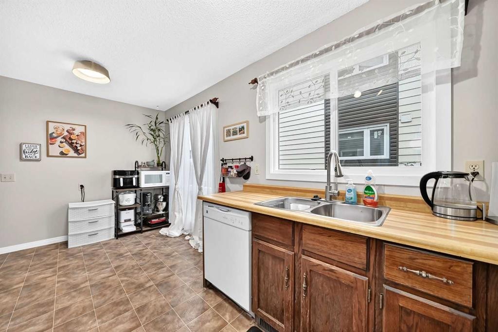 1487 Berkley Drive Nw, Calgary, AB - Indoor Photo Showing Kitchen With Double Sink