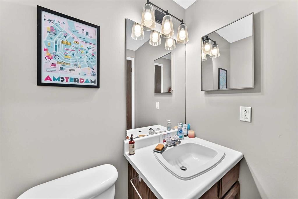 1487 Berkley Drive Nw, Calgary, AB - Indoor Photo Showing Bathroom