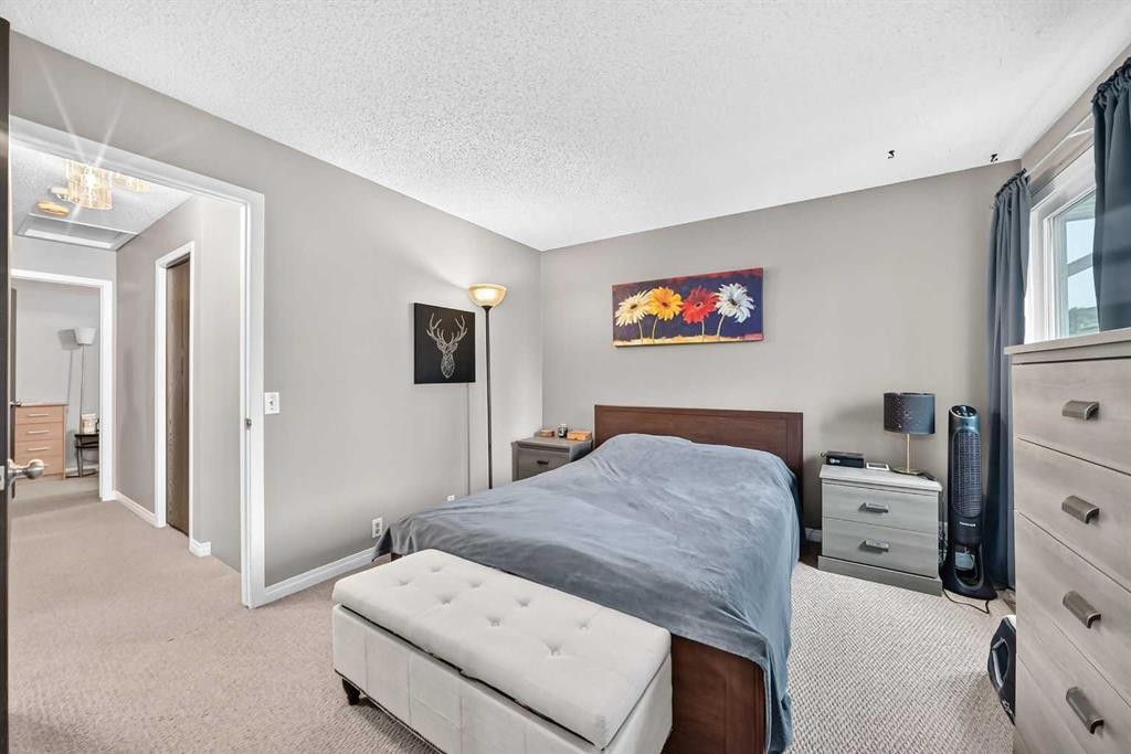 1487 Berkley Drive Nw, Calgary, AB - Indoor Photo Showing Bedroom