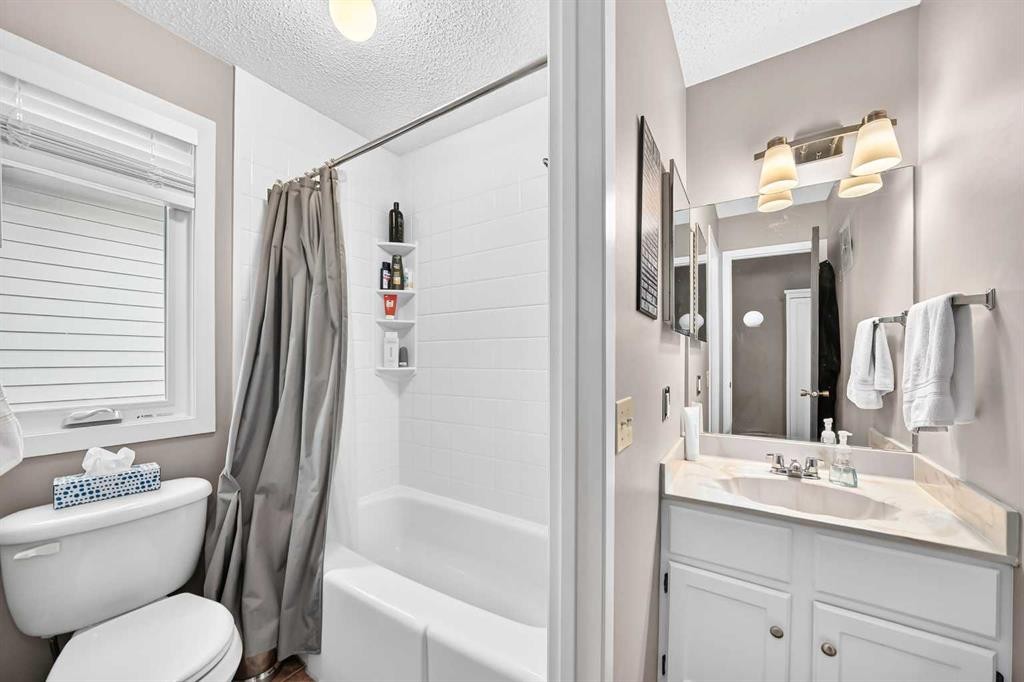 1487 Berkley Drive Nw, Calgary, AB - Indoor Photo Showing Bathroom