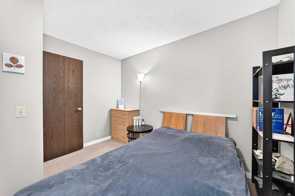 1487 Berkley Drive Nw, Calgary, AB - Indoor Photo Showing Bedroom