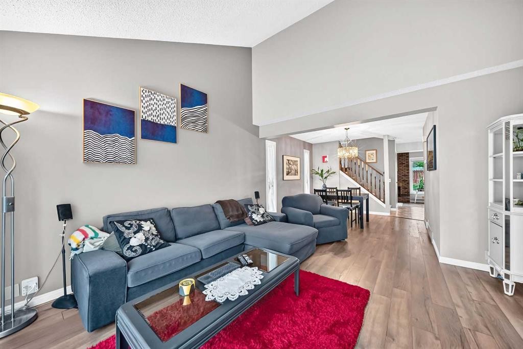 1487 Berkley Drive Nw, Calgary, AB - Indoor Photo Showing Living Room