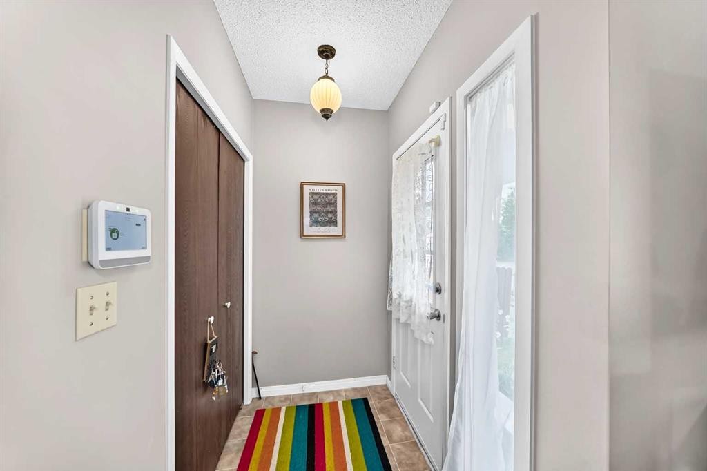 1487 Berkley Drive Nw, Calgary, AB - Indoor Photo Showing Other Room
