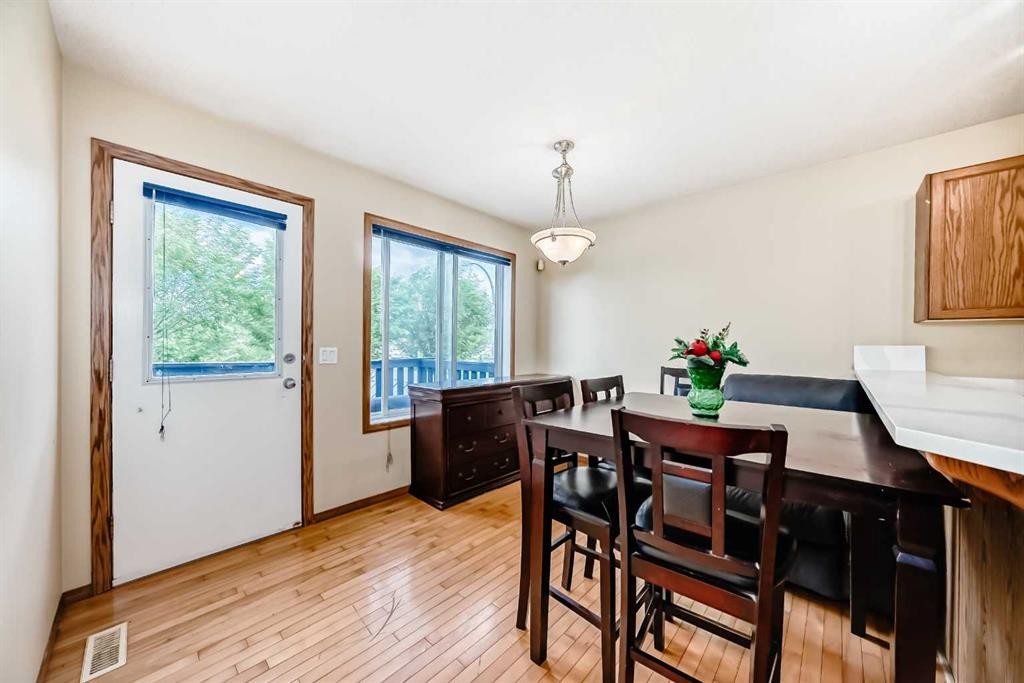 30 Covehaven View Ne, Calgary, AB - Indoor Photo Showing Dining Room