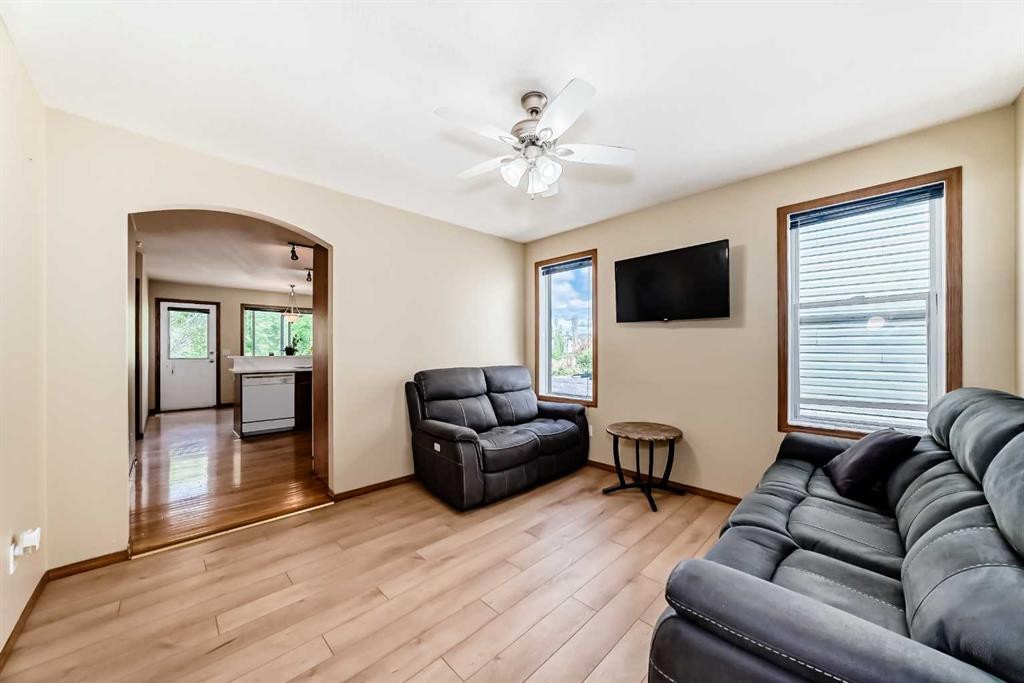 30 Covehaven View Ne, Calgary, AB - Indoor Photo Showing Living Room