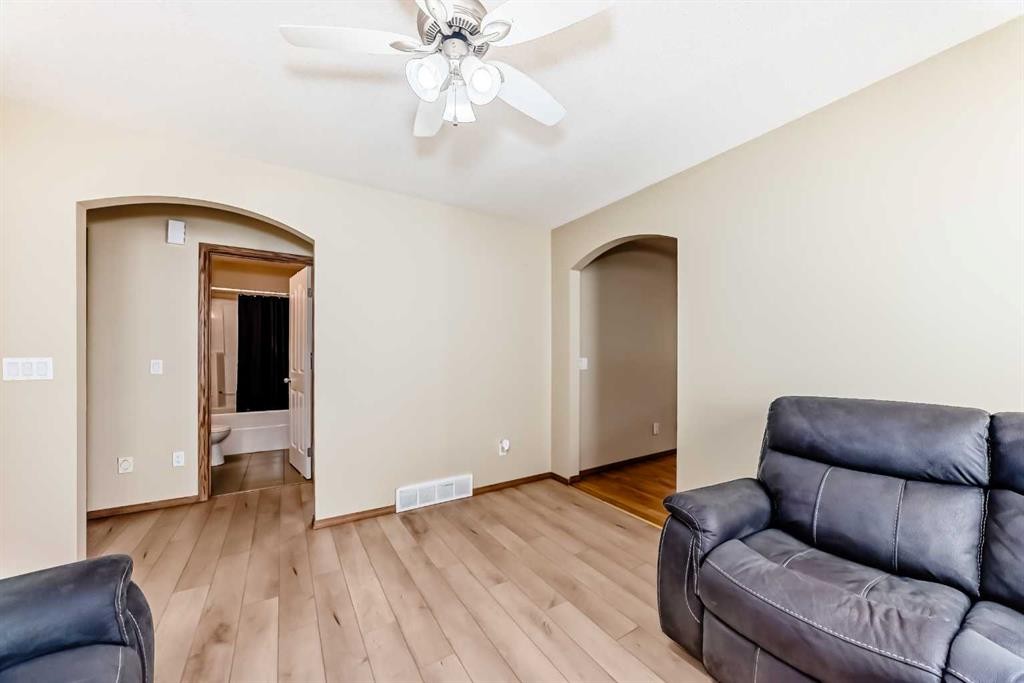 30 Covehaven View Ne, Calgary, AB - Indoor Photo Showing Living Room