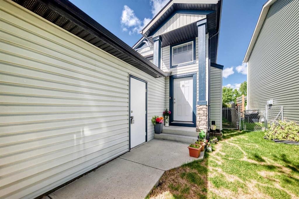 30 Covehaven View Ne, Calgary, AB - Outdoor With Exterior