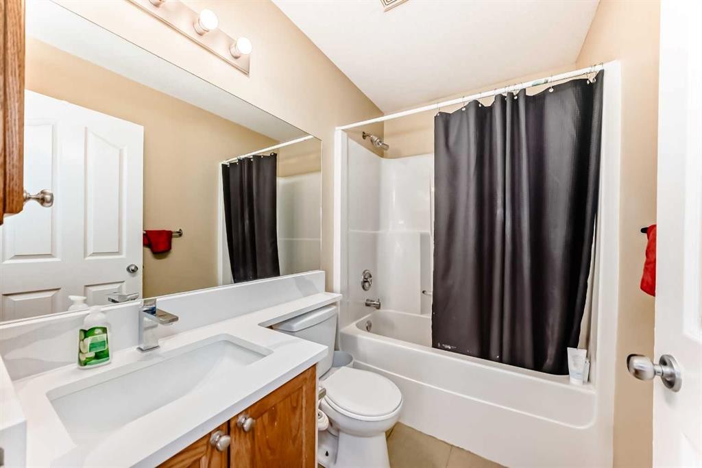 30 Covehaven View Ne, Calgary, AB - Indoor Photo Showing Bathroom