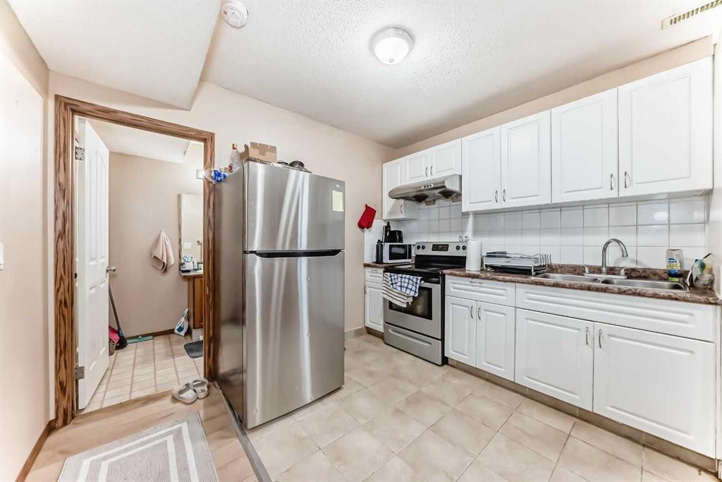 30 Covehaven View Ne, Calgary, AB - Indoor Photo Showing Kitchen With Double Sink