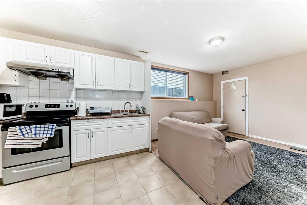 30 Covehaven View Ne, Calgary, AB - Indoor Photo Showing Kitchen