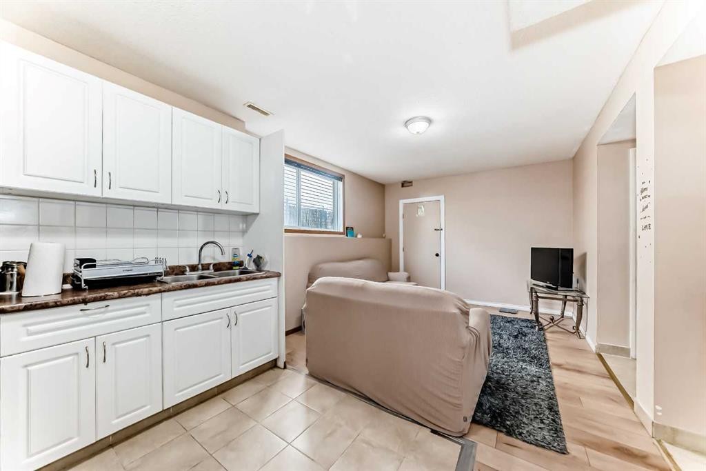 30 Covehaven View Ne, Calgary, AB - Indoor Photo Showing Kitchen With Double Sink