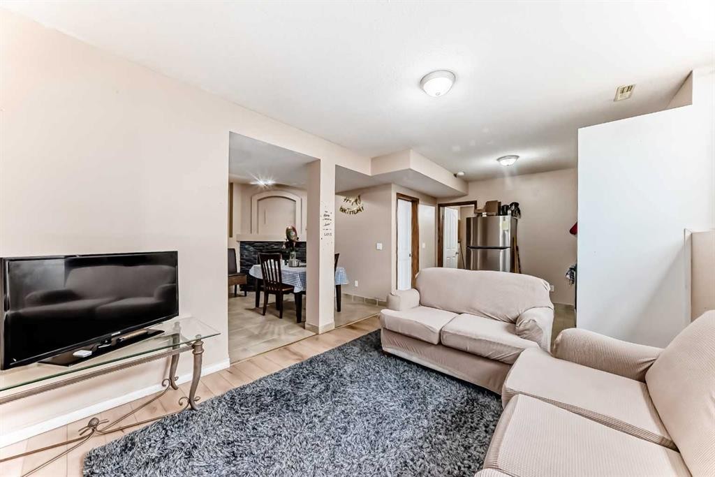 30 Covehaven View Ne, Calgary, AB - Indoor Photo Showing Living Room