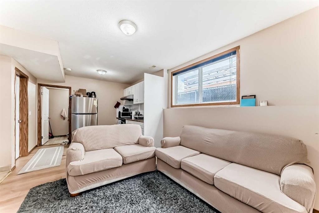 30 Covehaven View Ne, Calgary, AB - Indoor Photo Showing Living Room