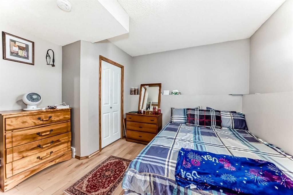 30 Covehaven View Ne, Calgary, AB - Indoor Photo Showing Bedroom
