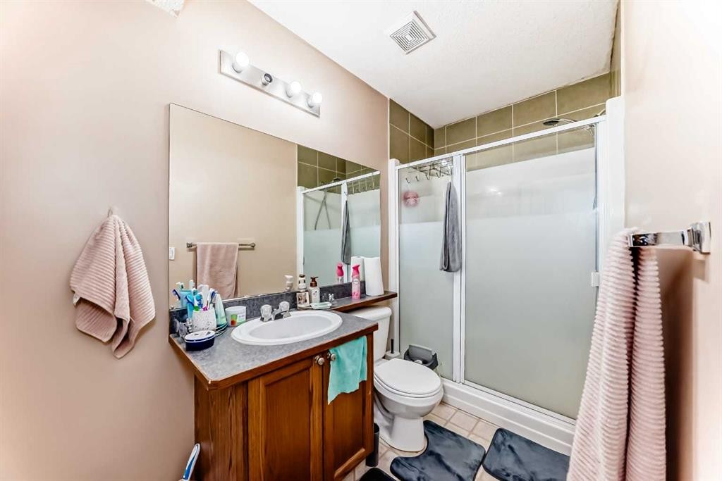 30 Covehaven View Ne, Calgary, AB - Indoor Photo Showing Bathroom
