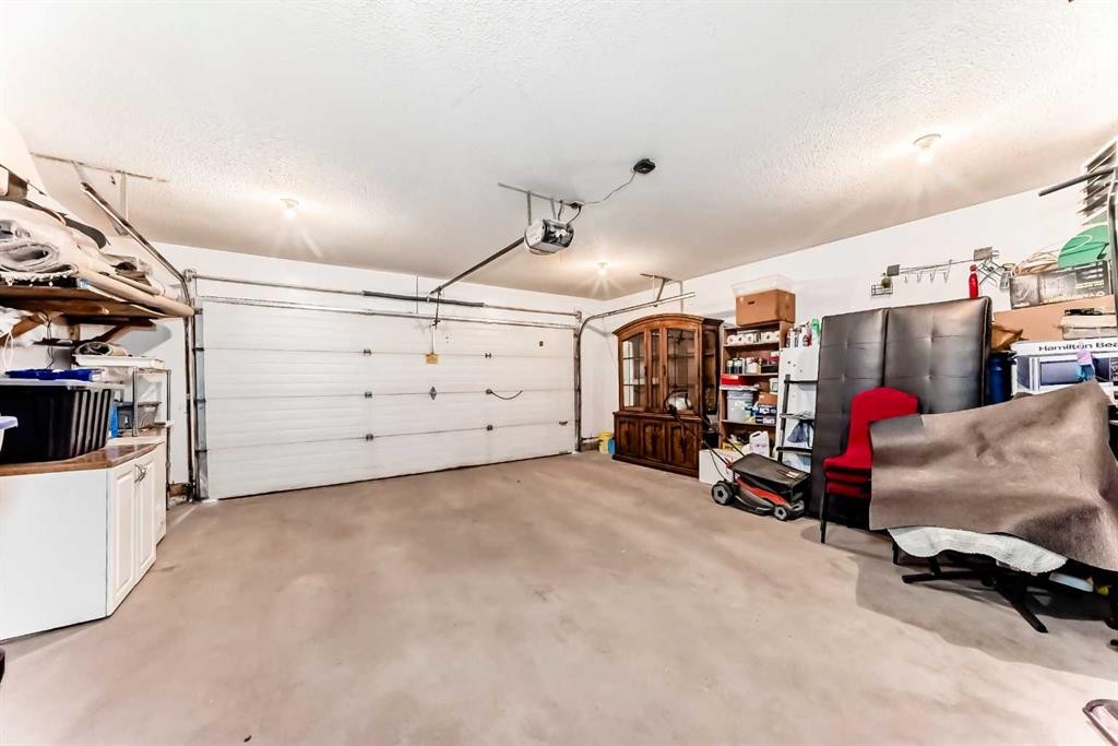 30 Covehaven View Ne, Calgary, AB - Indoor Photo Showing Garage