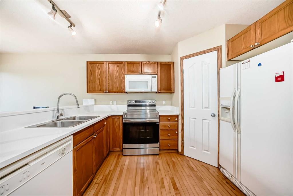 30 Covehaven View Ne, Calgary, AB - Indoor Photo Showing Kitchen With Double Sink