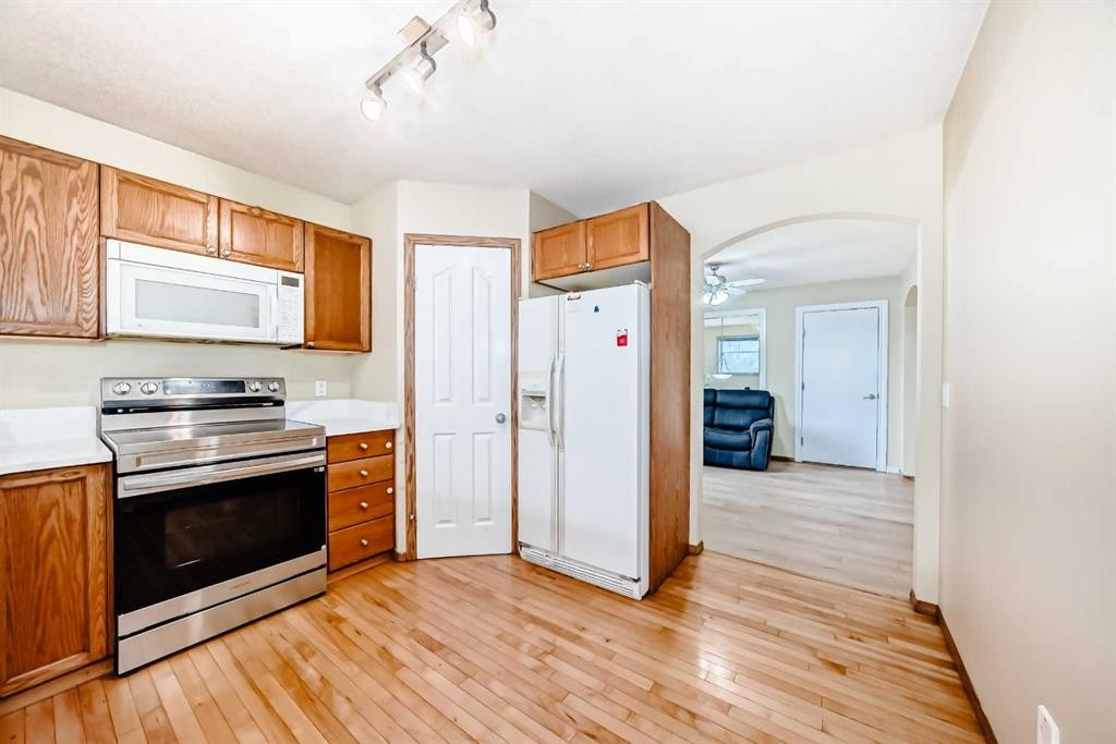 30 Covehaven View Ne, Calgary, AB - Indoor Photo Showing Kitchen