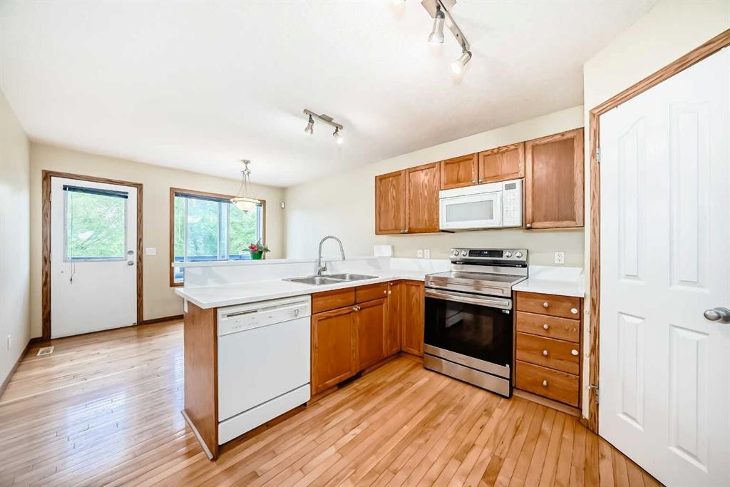 30 Covehaven View Ne, Calgary, AB - Indoor Photo Showing Kitchen With Double Sink