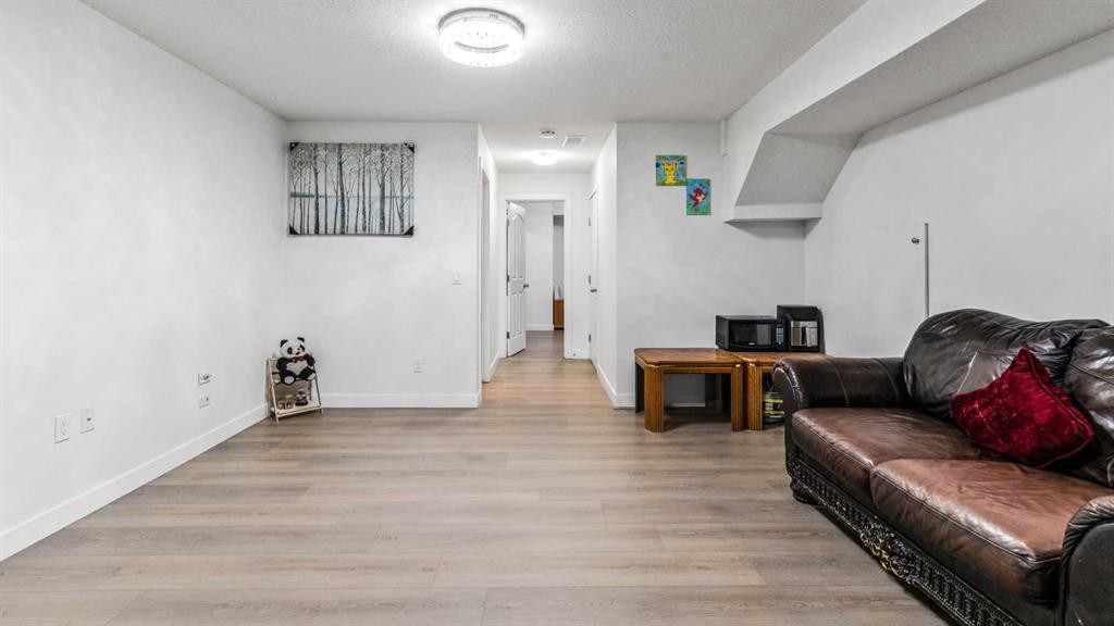 184 Saddlecrest Place Ne, Calgary, AB