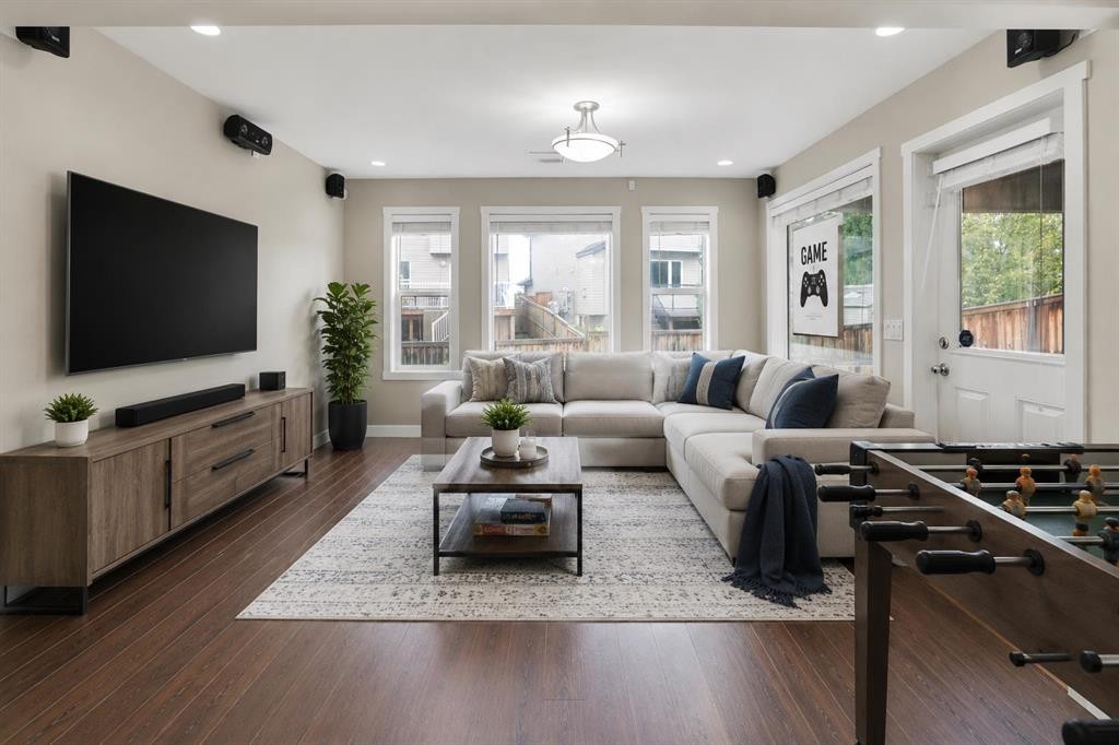 92 Everglen Close Sw, Calgary, AB - Indoor Photo Showing Other Room