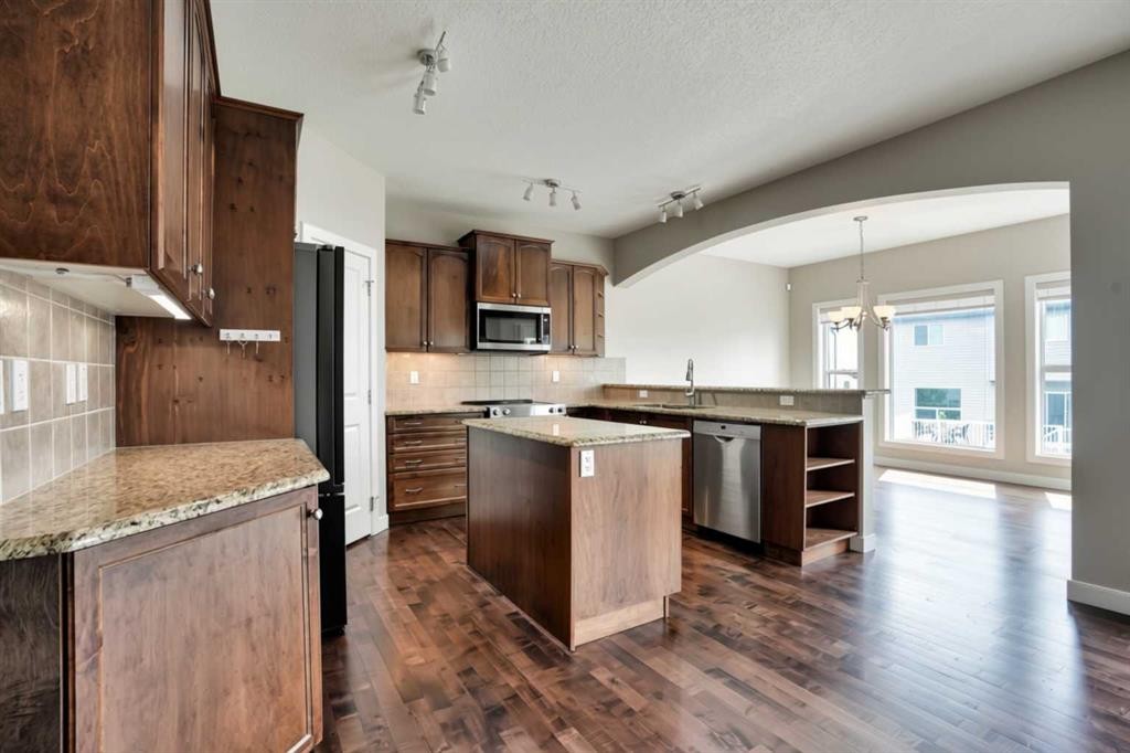 92 Everglen Close Sw, Calgary, AB - Indoor Photo Showing Kitchen