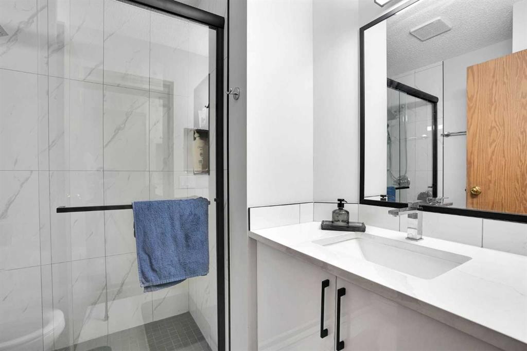 28 Martinridge Road Ne, Calgary, AB - Indoor Photo Showing Bathroom